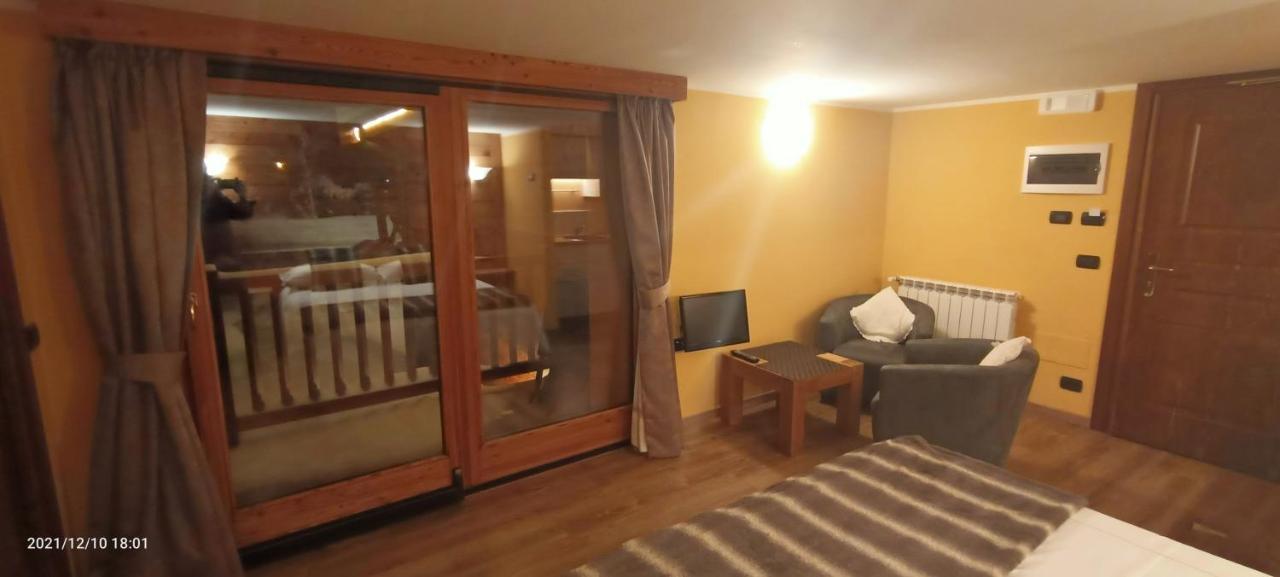 Chalet Alpina Hotel & Apartments La Thuile Bagian luar foto